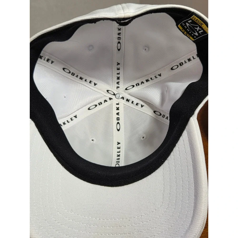 Oakley Classic Low White Performance Flexfit Hat Mens L/XL Silver Ellipse Logo